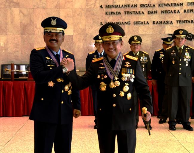 Panglima TNI dan Kapolri Terima Bintang Kehormatan